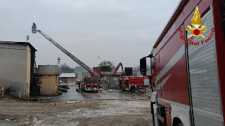 Osimo, incendio domato nell’azienda di smaltimento: avanti con la bonifica